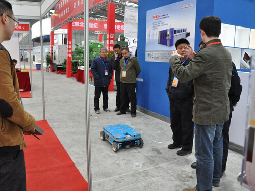航發(fā)參加2015中國(guó)西部國(guó)際裝備制造業(yè)博覽會(huì)-技術(shù)人員向觀眾講解產(chǎn)品-2.jpg